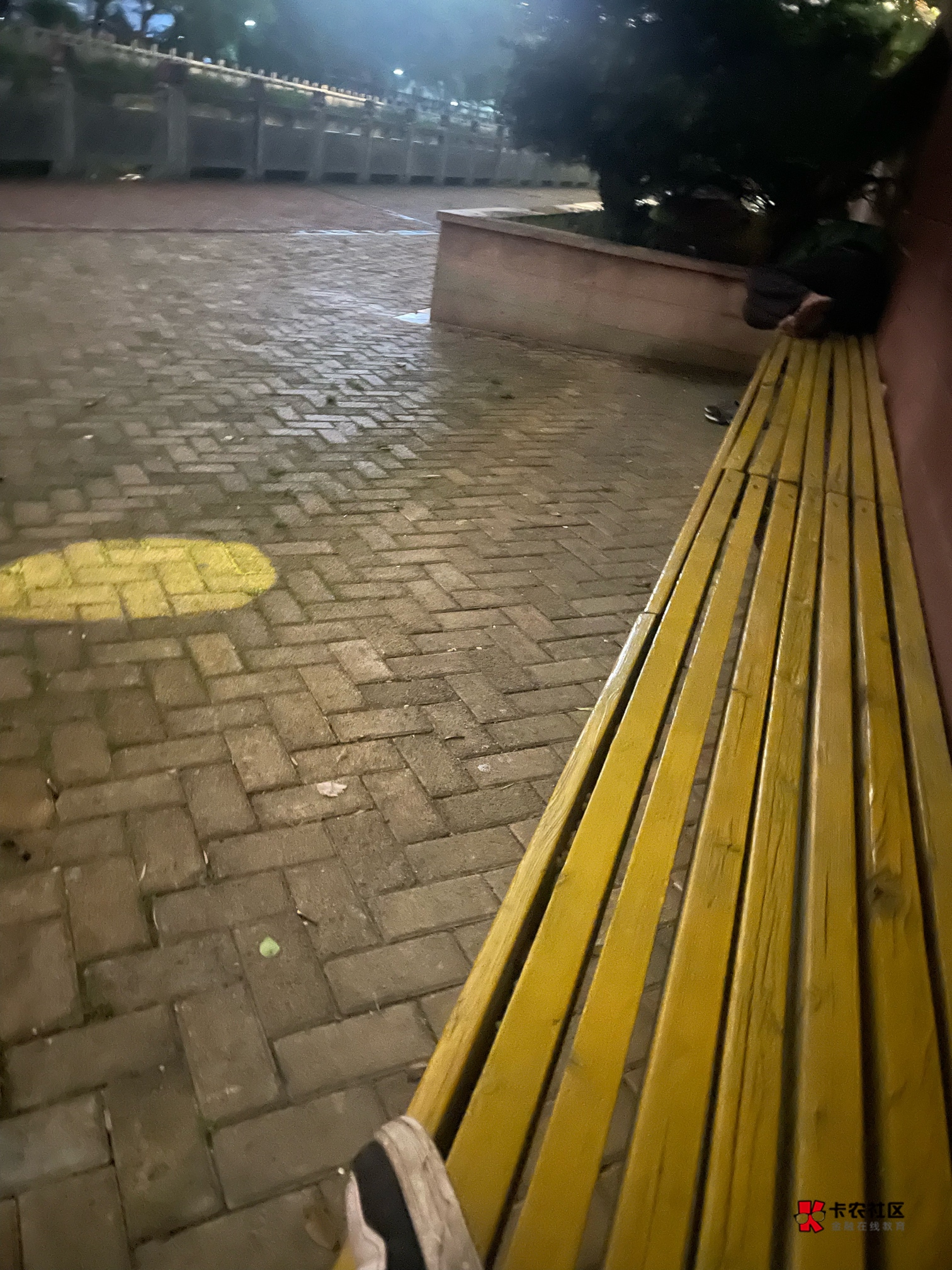 跟老哥挂璧了，睡公园！ 好在下雨没人赶  

22 / 作者:溜达发财 / 