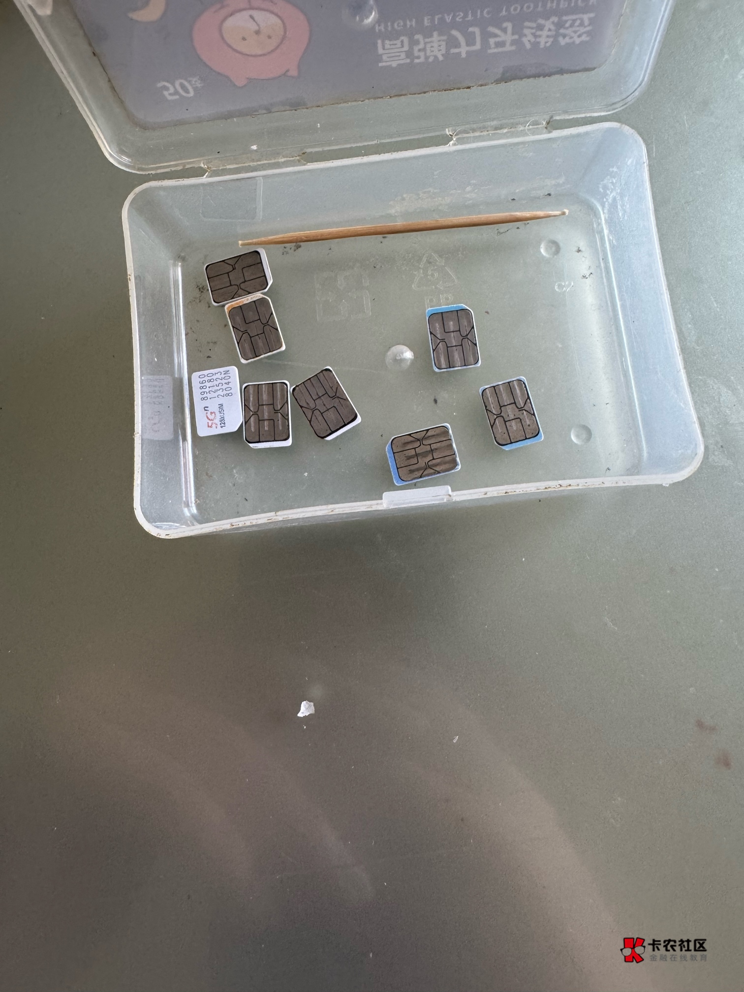 老哥们，国行的苹果esim可以写八张卡吗？听说可以诶，我现在14张手机号，那不两台苹果12 / 作者:黄大仙11 / 