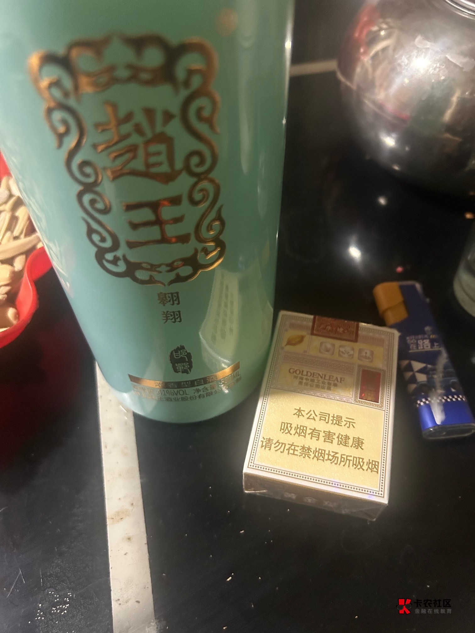 这就是老哥们的精神食粮，饭可以不吃，每天必须整两杯，清醒的入睡可不是舒服的事，微90 / 作者:口味王 / 