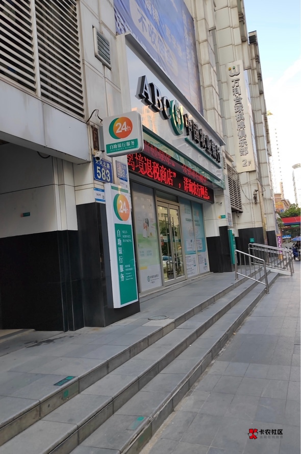 为了省点电费又来老农蹭免费空调了，坐的申请毛又不舒服，不知道躺沙上保安会不会赶人0 / 作者:榴莲买买买 / 
