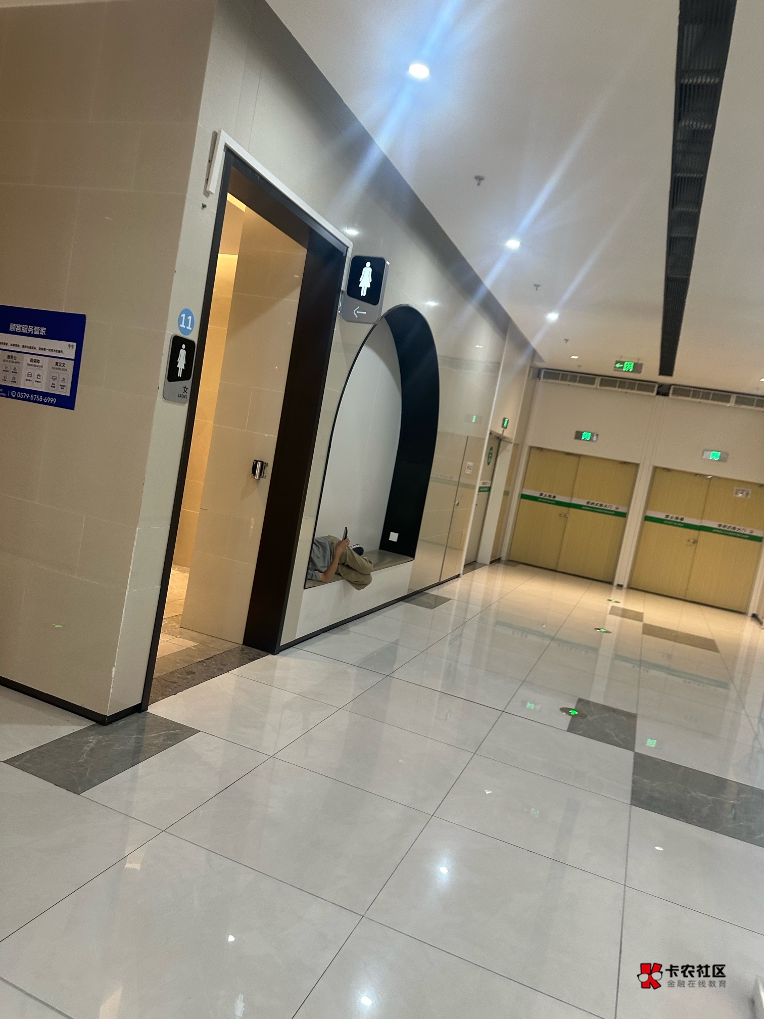 哪个笔在子老哥   天天来这么早  把我位置又给抢了  

73 / 作者:榴莲买买买 / 