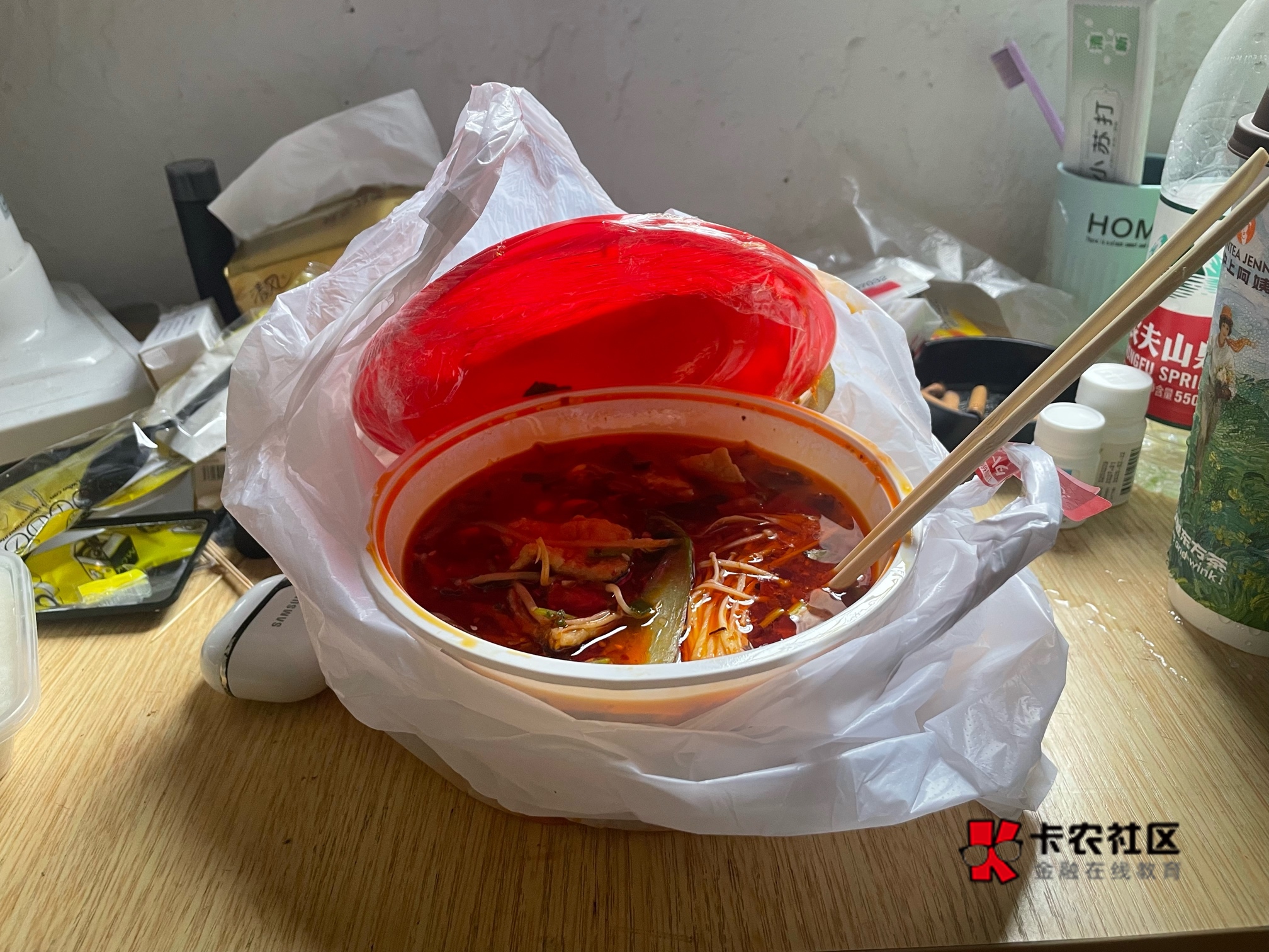 住挂壁房还把手腕扭伤了，我现在一拿筷子用力就要痛的笑起来谁能懂这种感觉。

85 / 作者:壁人气帅人迷 / 