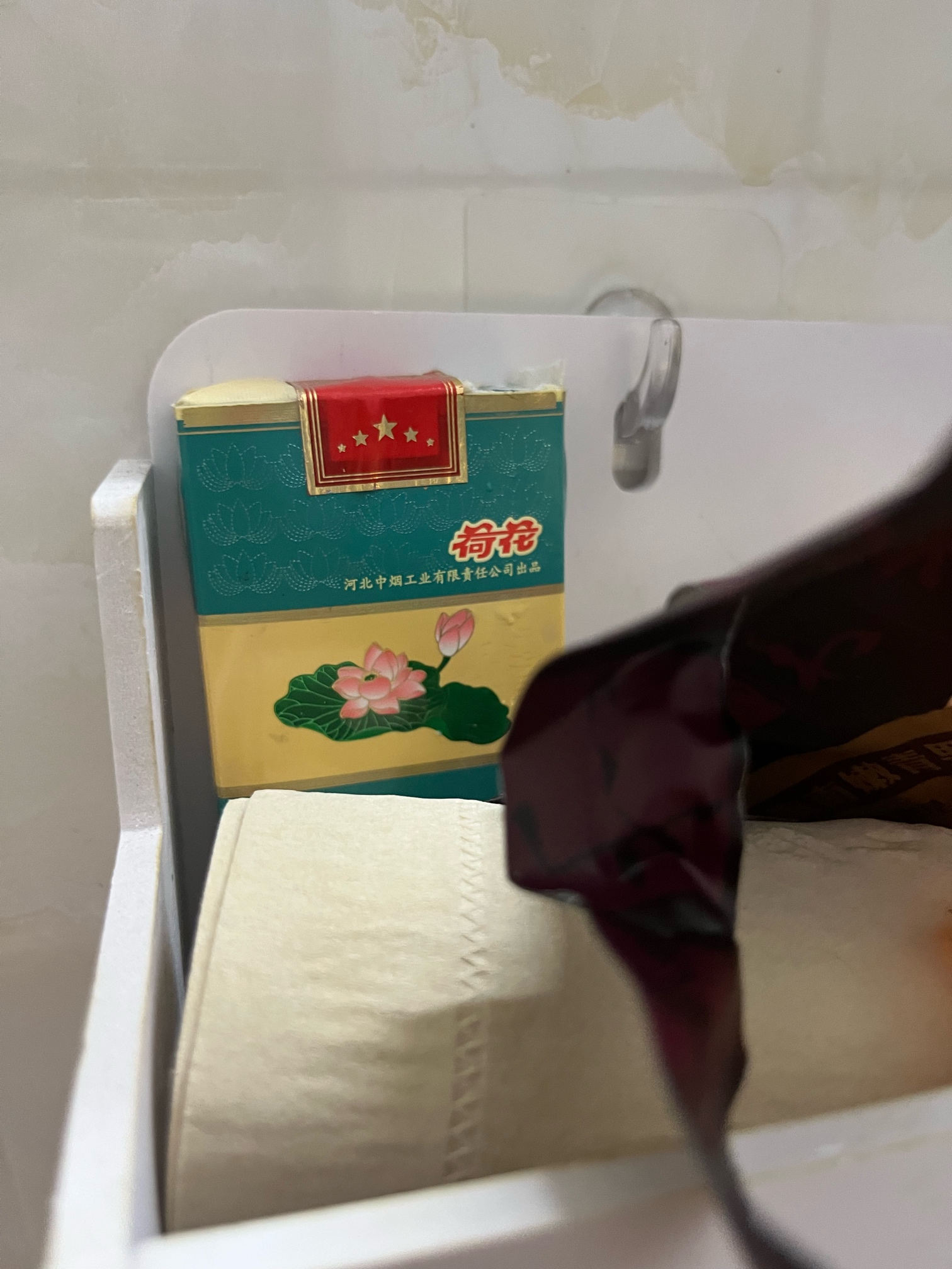 交完房租还完钱才发现买烟钱不够了，去那两个骗子混子最多的软件找了7块总算凑够一包240 / 作者:中国龙佛吕布 / 
