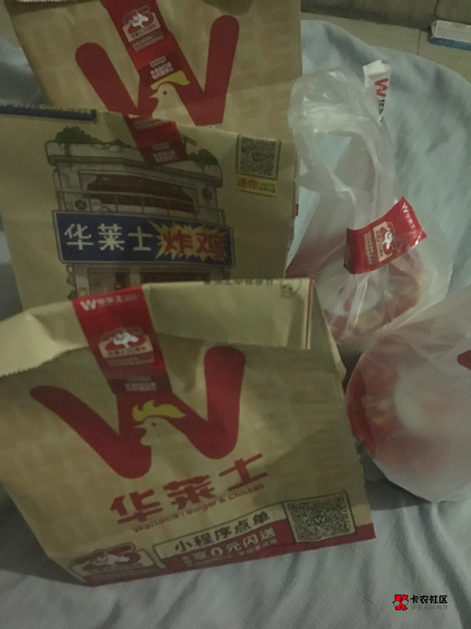 买多了，吃了一个吃不下，牛肉堡搭配可乐下的单，也就3块，请外卖小哥喝了杯可乐

23 / 作者:咕噜咪008 / 