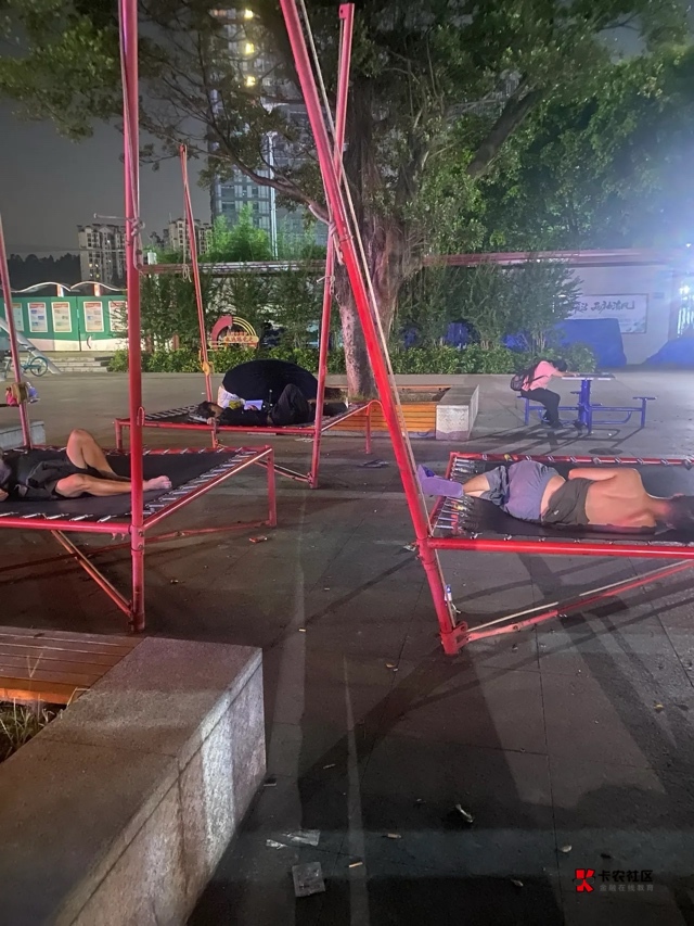 流浪网吧的第十二天，今天又被网管给赶出来了，实在是没办法啊，我好热，又困，刚睡着60 / 作者:神手老马།༢ / 