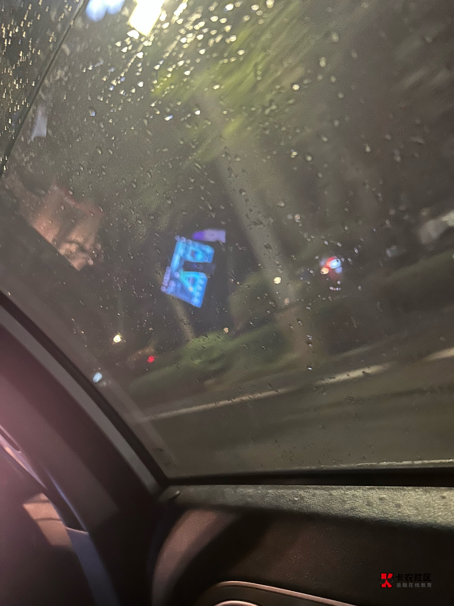四个人喝了六斤白的，两箱啤的，今天真有点多了，回去夜市吃个肠粉睡觉，真顶不住了老11 / 作者:口味王 / 