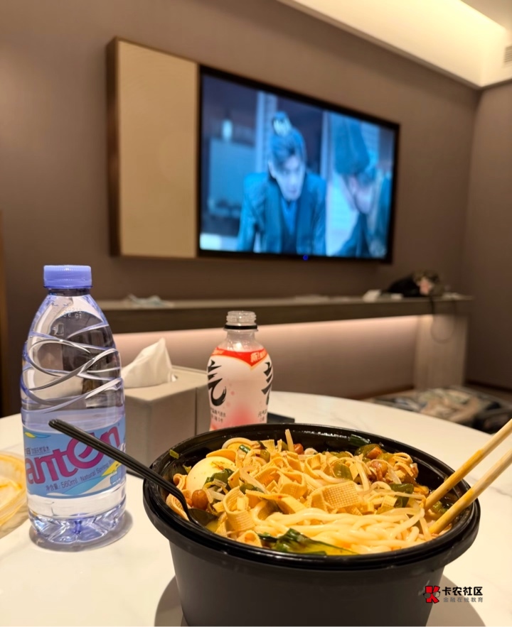 你们都在租房住吗？还是只有我每天续住酒店，一天开销都不小，几千人应聘一个工作，压43 / 作者:包罗万象TM / 