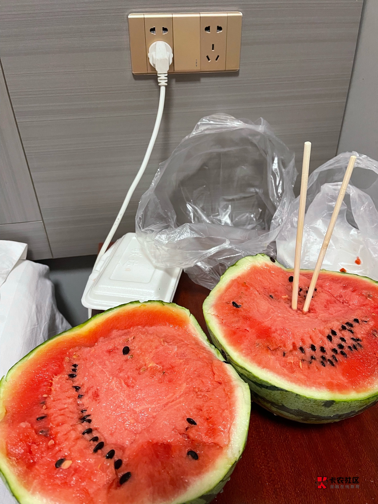 西瓜不吃了，用来拜神明，请钟馗让我明天顺利办完乔迁之喜，卡农老哥永不为奴！为了自72 / 作者:包罗万象TM / 
