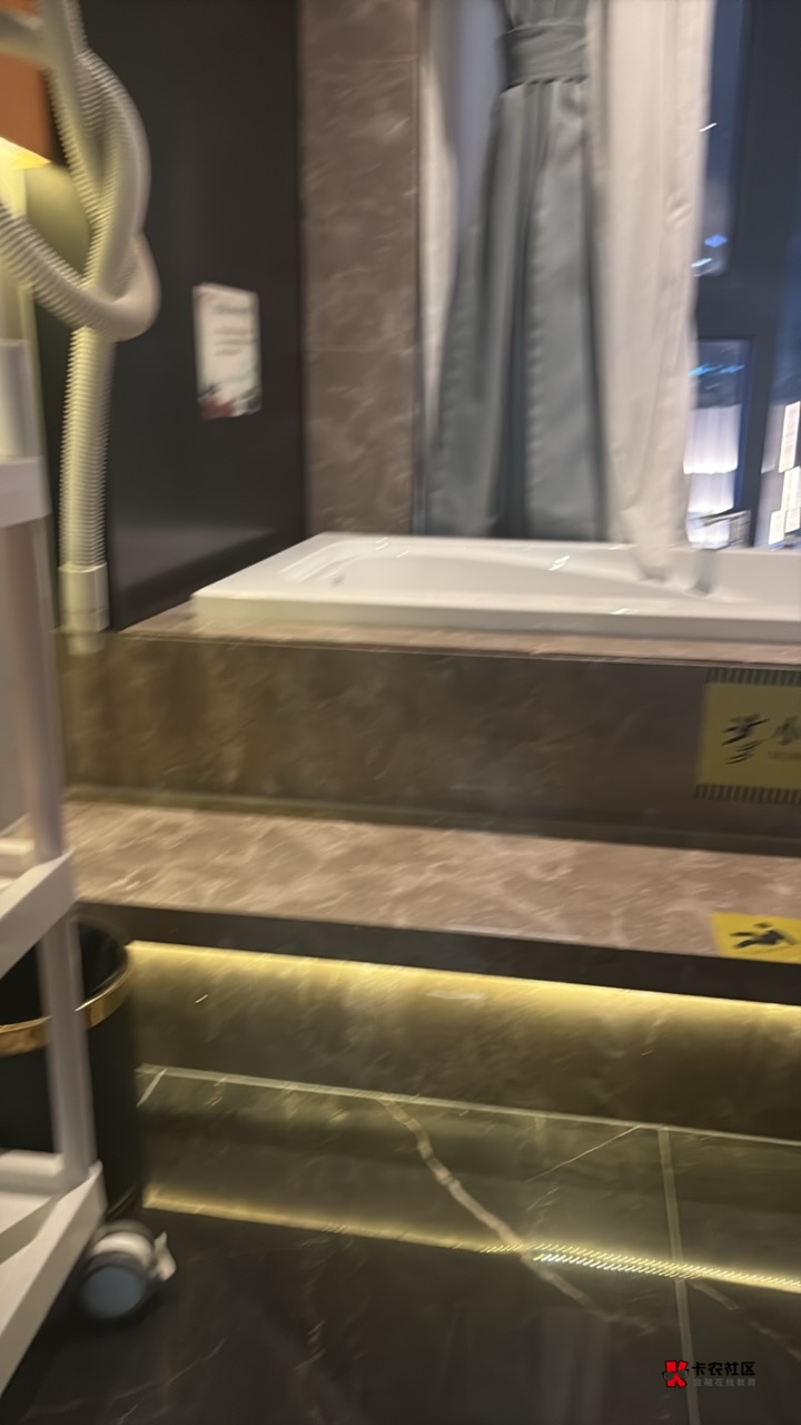 老哥们，有米的时候不能亏待自己

100 / 作者:大红自我 / 