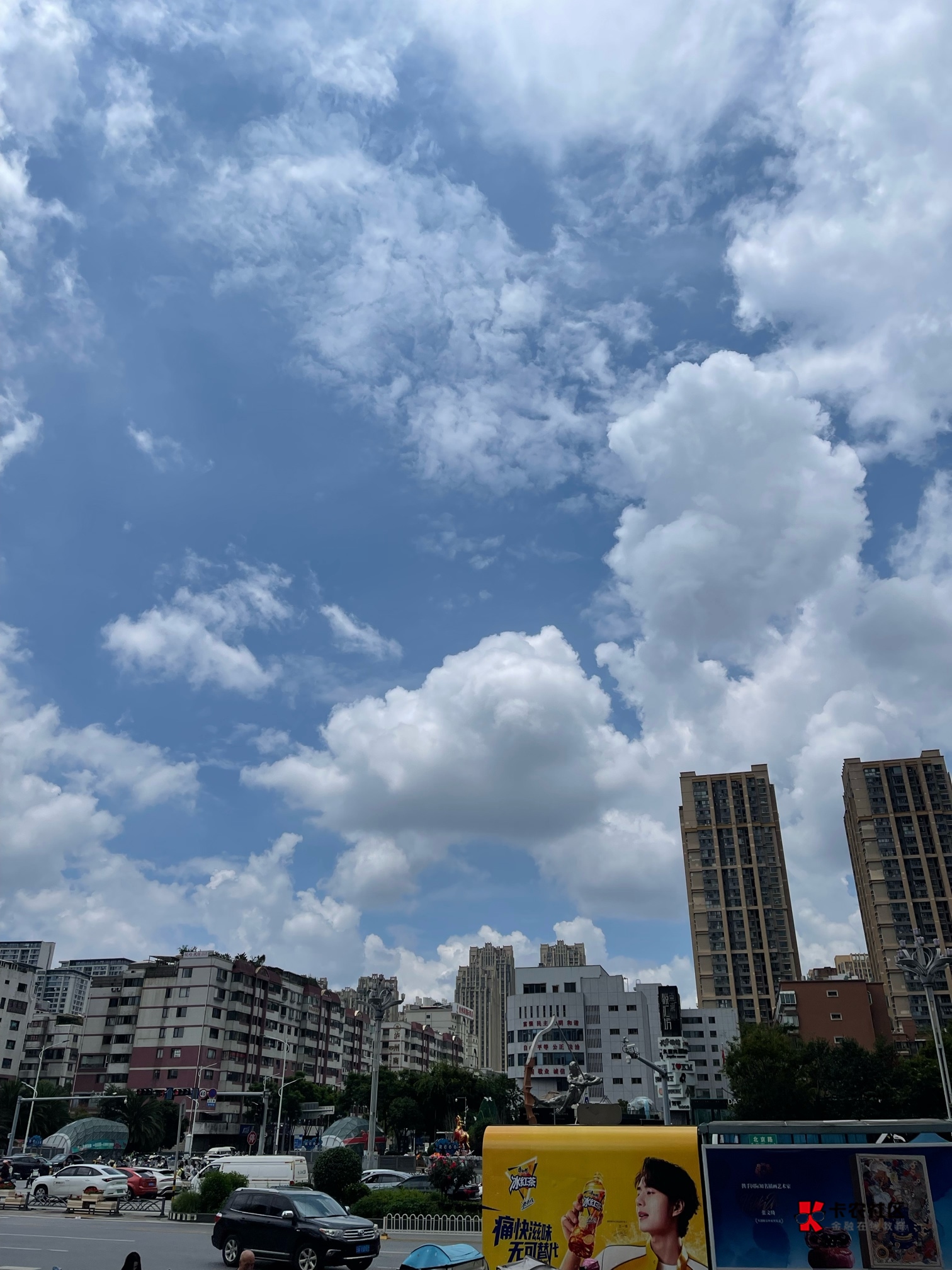 有哪个老哥城市有这么好的天气，云层就像伸手可触摸到一样，这么好的天气肯定去爬山锻73 / 作者:包罗万象TM / 