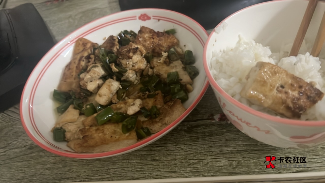 吃饭了老哥 今天学会了一道菜，直接豆腐炸四分钟，然后捞起来，放姜蒜、辣椒炒一下，89 / 作者:神的指引 / 