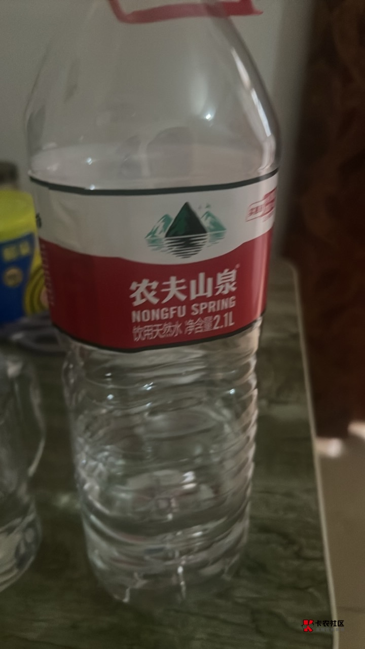 有没有发现农夫山泉越喝越渴，去它大爷的，怡宝我一天喝一瓶2L的就够了，这个农夫山泉45 / 作者:神的指引 / 