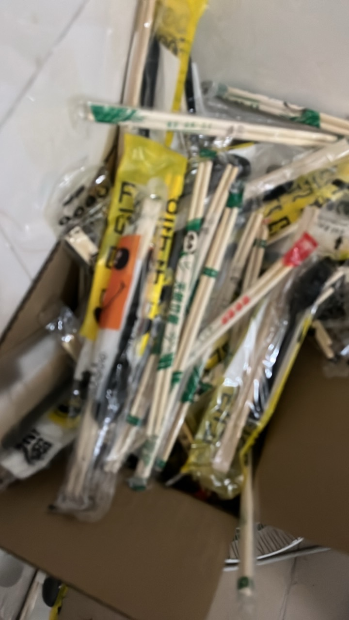 人不走运，干啥事都倒霉。点两个外卖一个没有筷子，一个就超时1公里送了一个小时点的52 / 作者:哈哈哈哈哈哈你 / 