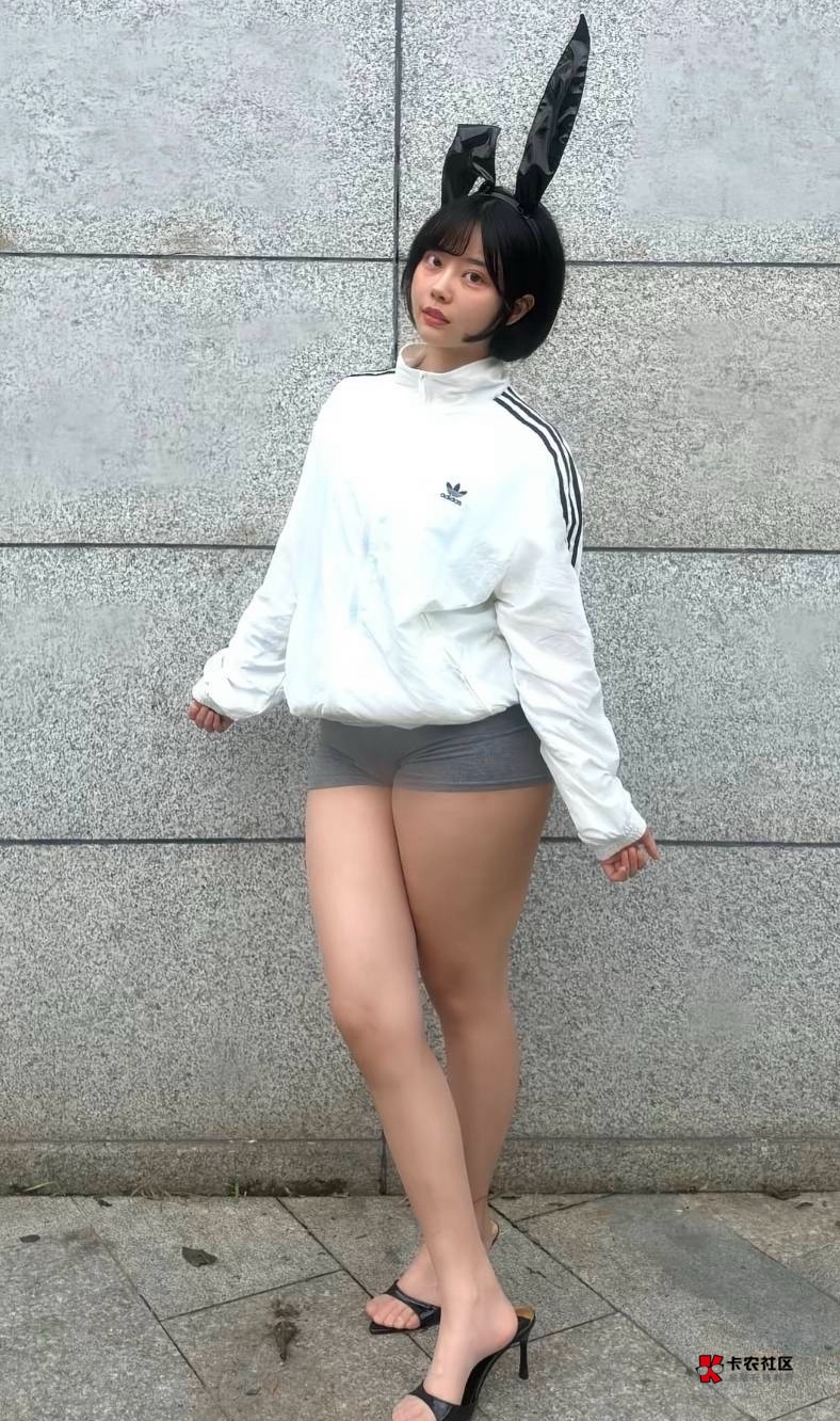 跟家里说我在广东电子厂当拉长，三大爷家的小堂妹没工作，就让她来投靠我了。其实我出65 / 作者:神手老马།༢ / 