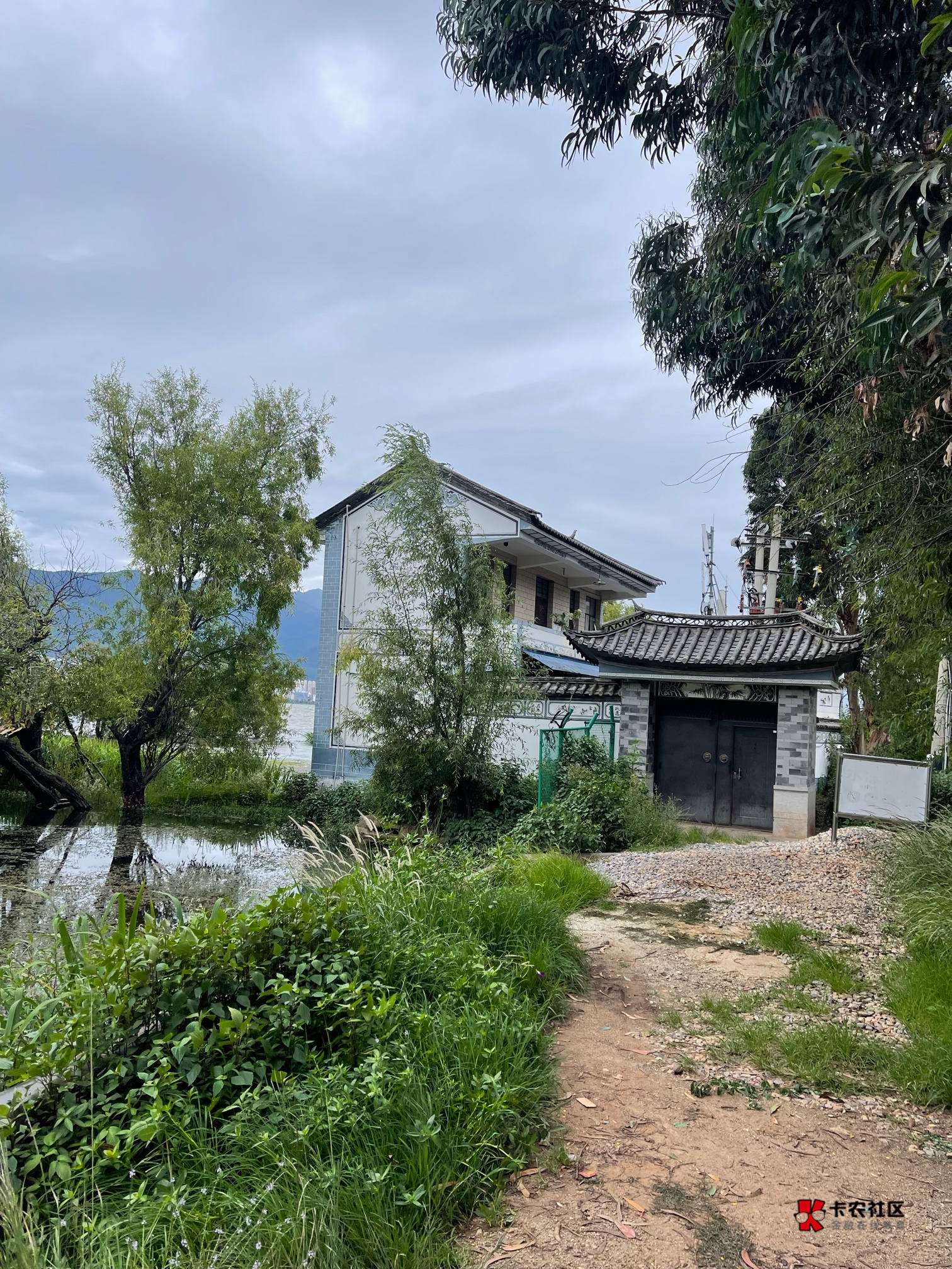 老哥们，旅游到这里了，房东说这个别墅每个月3000租给我，旁边有个鱼船可以出海打鱼，82 / 作者:包罗万象TM / 