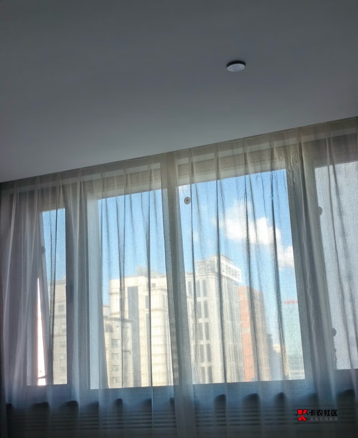 每天住宿+吃饭+抽烟+喝水=200毛一天，压力真的太大了，真的扛不住了，手里还剩下300毛79 / 作者:包罗万象TM / 