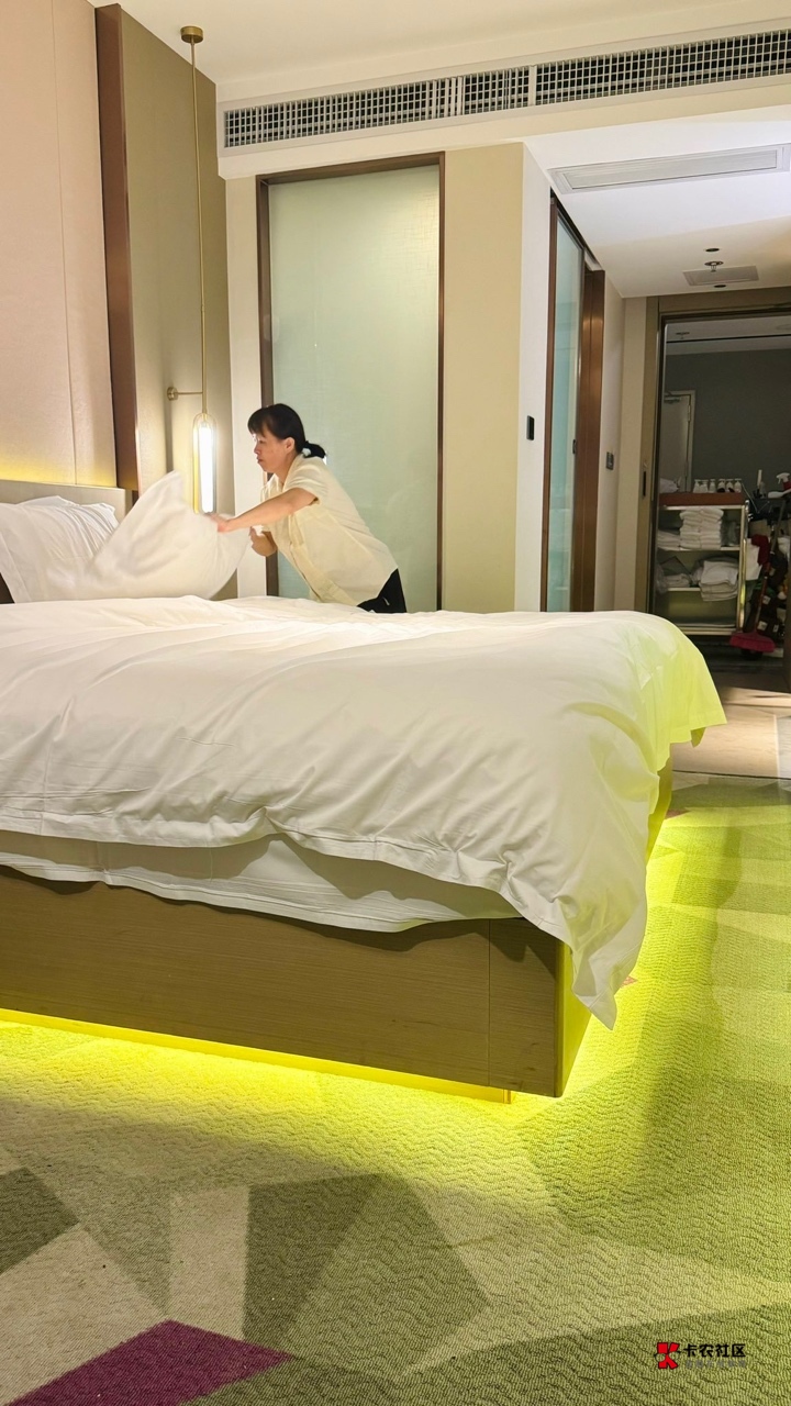 昨晚住了一晚上30毛挂壁房把我惊呆了，晚上有个挂壁仔玩狼人沙全程开语音，挂壁仔玩到62 / 作者:包罗万象TM / 