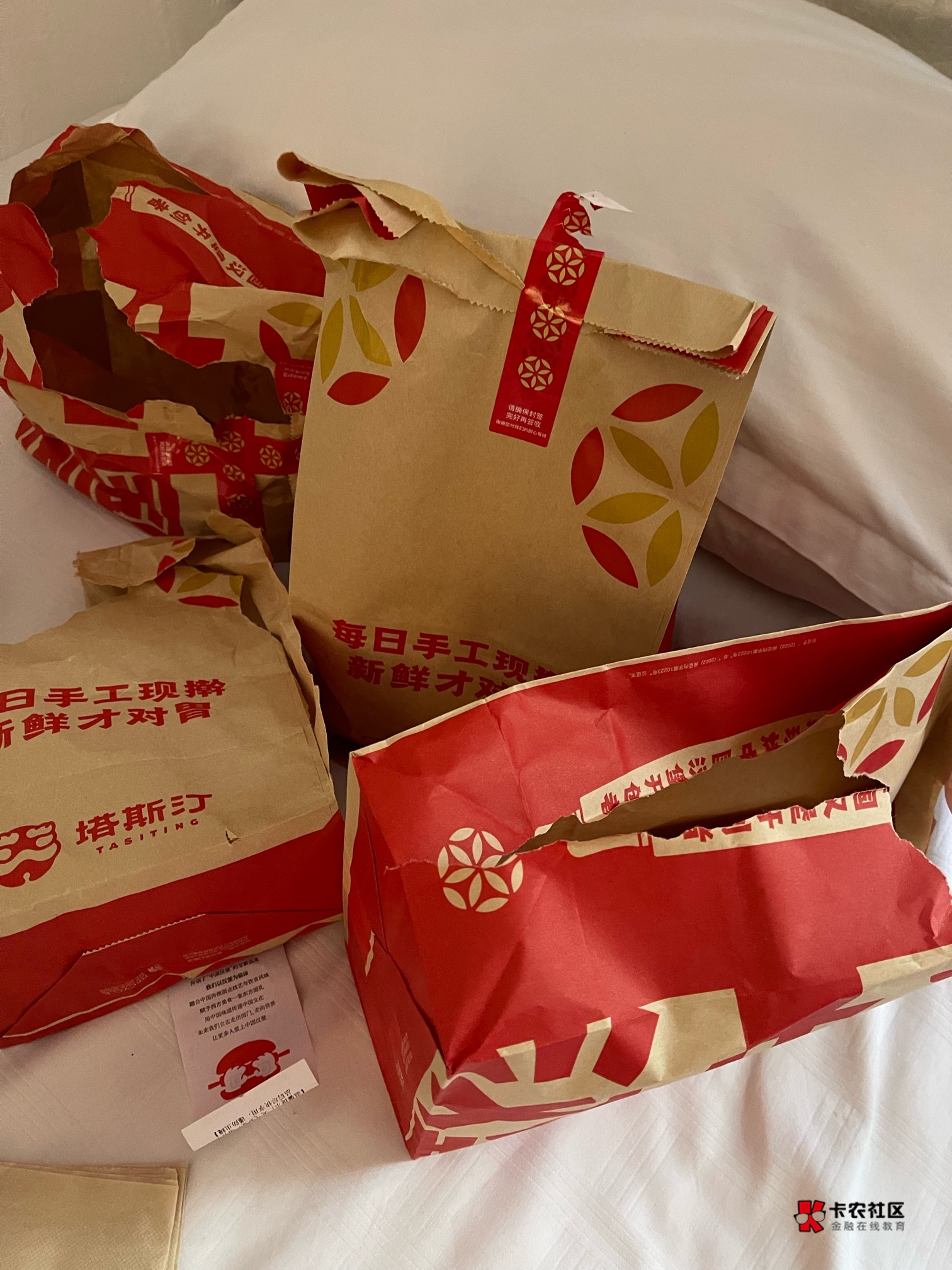 吃了一周塔斯汀快吃吐了，今天找了一个挂壁宾馆才50毛一天。

91 / 作者:包罗万象TM / 