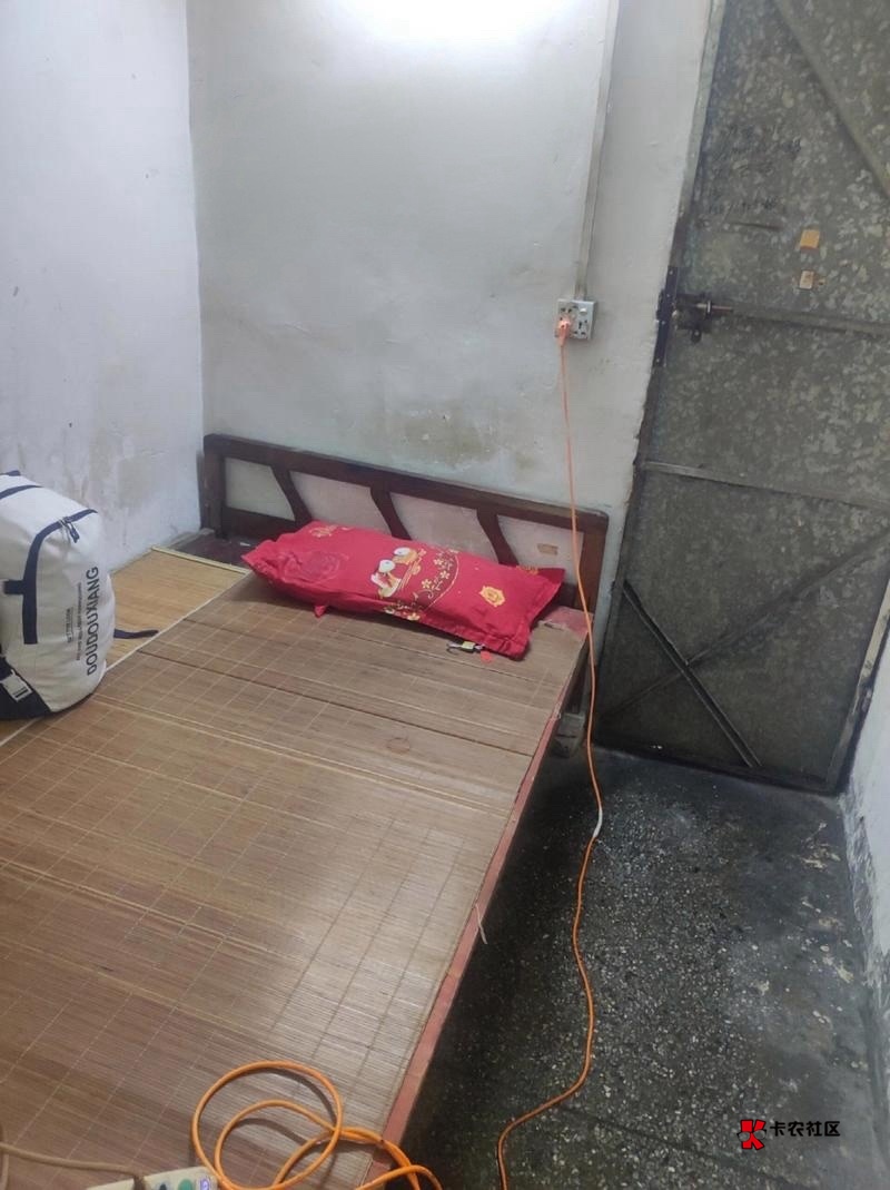 日租房房费欠三天被老板赶出来了，把身份证押他那都不同意，说那个房费不要了，只要我41 / 作者:神手老马།༢ / 