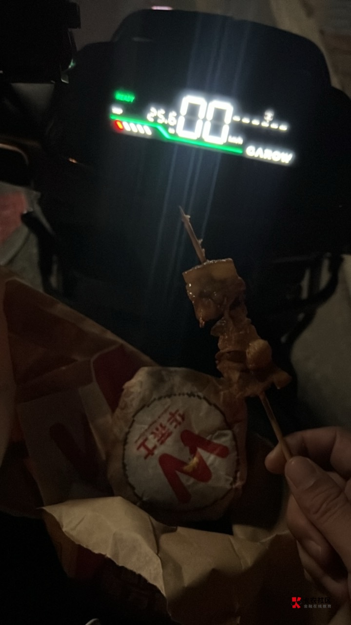 走路送外卖攒钱买了电动车运气也好起来了。小j姐买了两份华莱士送我一份

99 / 作者:首席测试体验官 / 