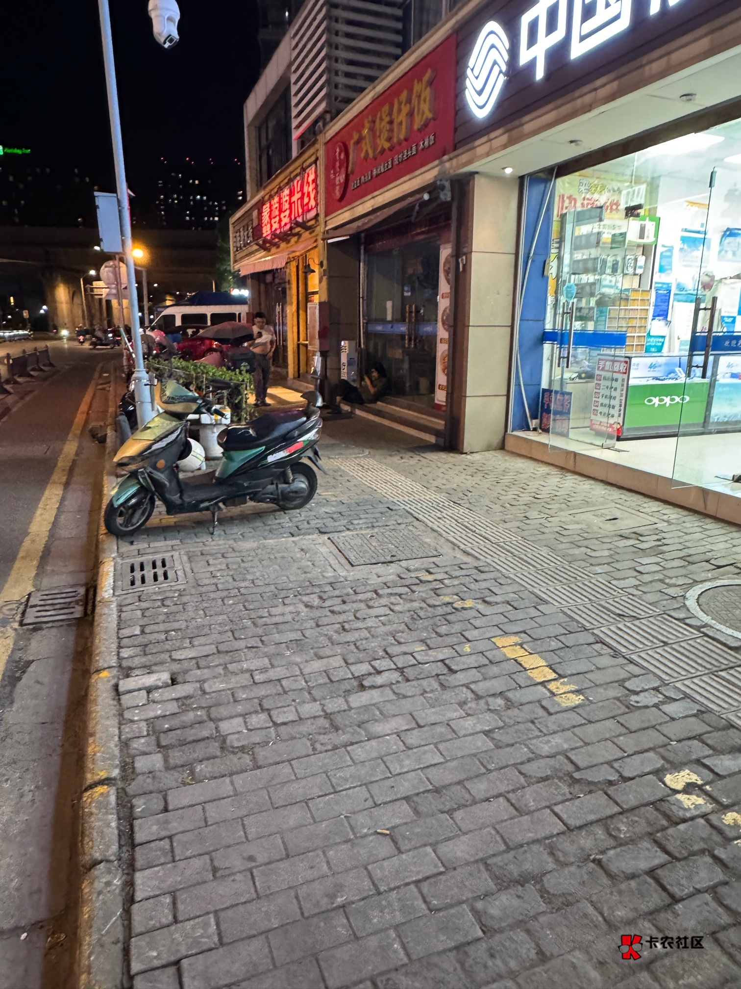 枫景苑外面，这老哥天天晚上躺这里充电玩手机  

65 / 作者:今夜不听情话 / 