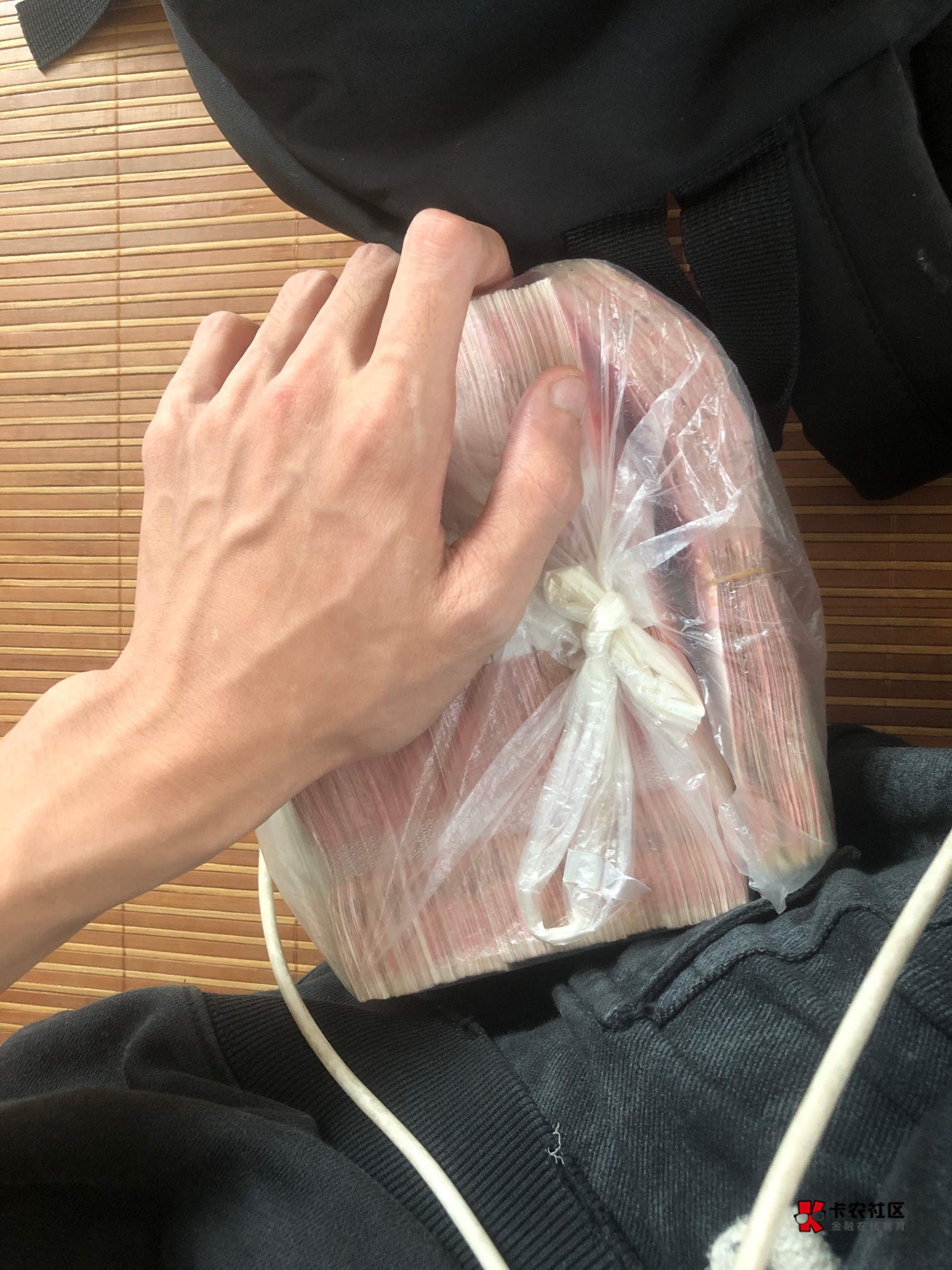 家里让回老家办点事 有没有羊毛没有我就开始干活了

58 / 作者:过来给你妈一脚 / 