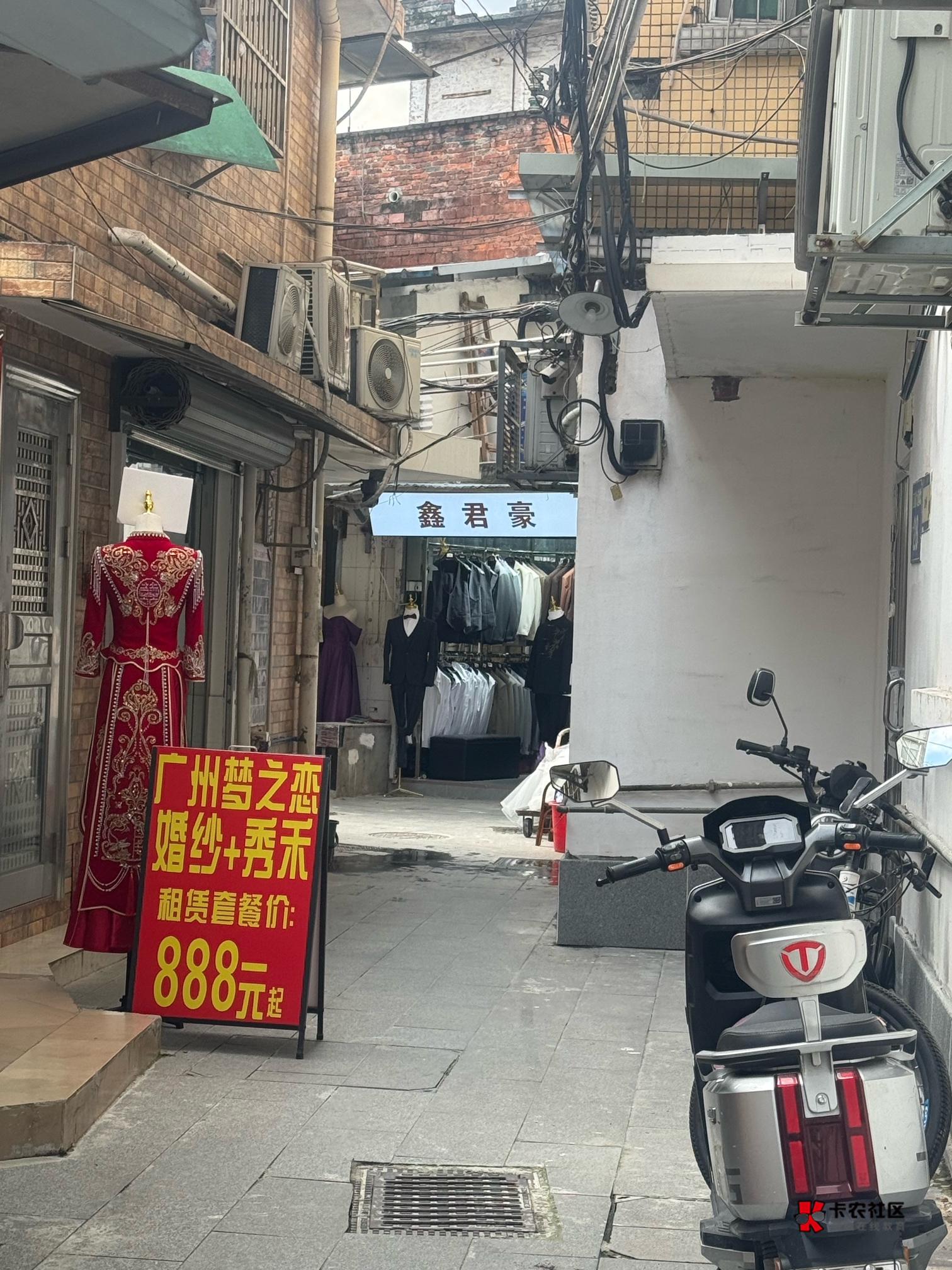挂b了 在出租房里面哭 隔壁情侣还敲墙让小声点吵到他们逢场作戏了 连空调都不敢开 只50 / 作者:刘阳112 / 