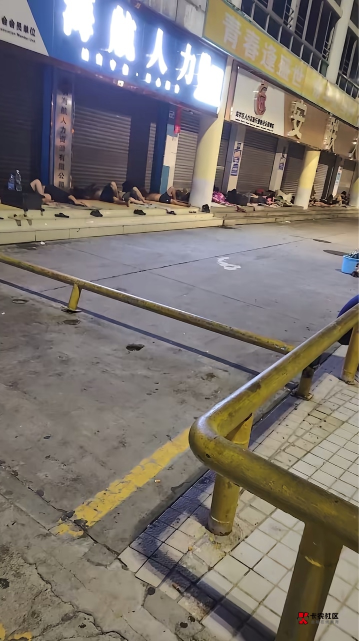 我给老哥们丢脸了，别人今天一天都近破千了，除去上个月的电影票，今天50元都没破

79 / 作者:红绿灯灯 / 