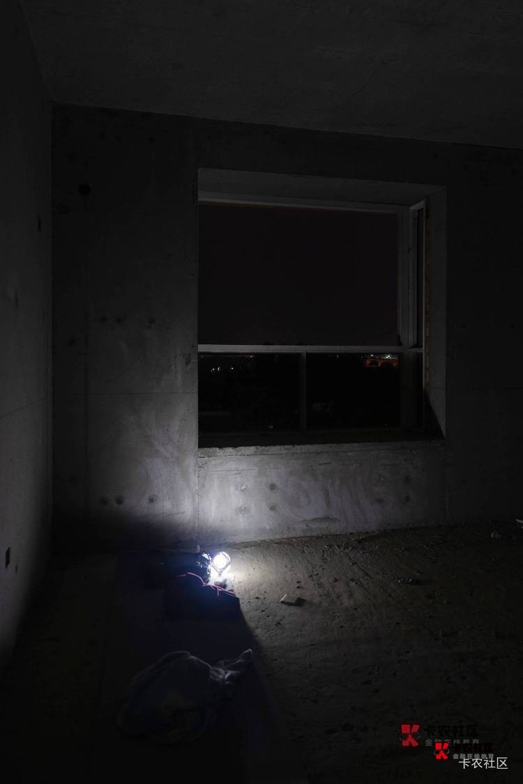 又要被老哥们嘲笑了，40多了，还吃上顿没下顿，连个工作和住的地方都没有。整天跟便衣8 / 作者:神手老马།༢ / 
