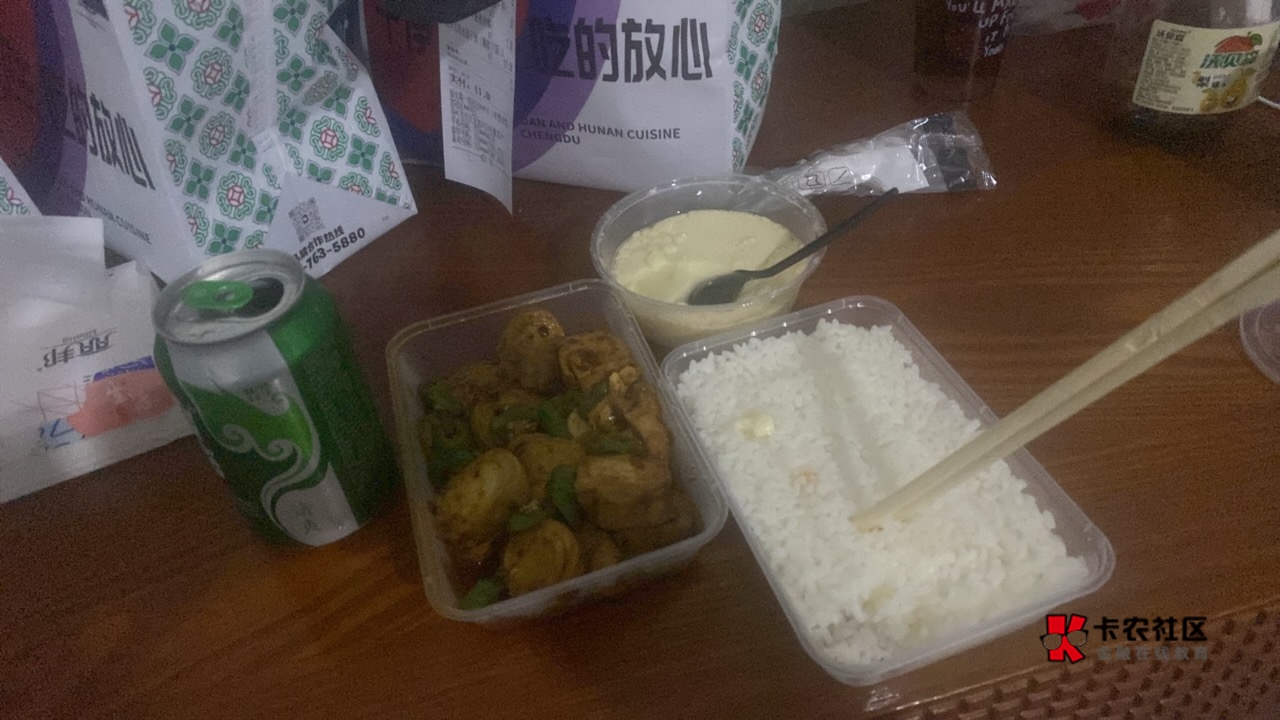 老哥们吃饭了，一天一顿，还凑合吧

82 / 作者:黑化版小黑 / 