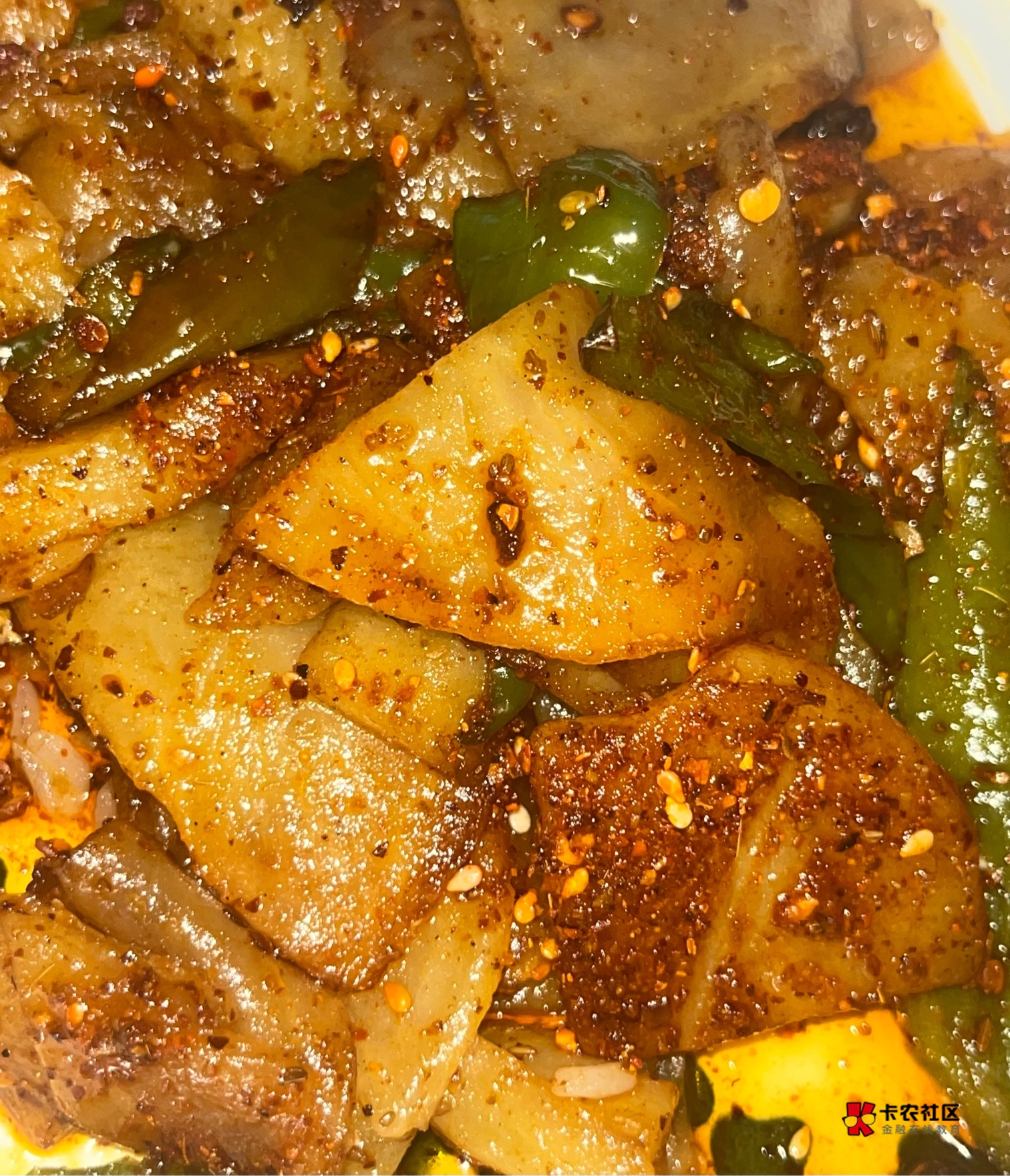 土豆切片煎一下  铲出来放几个辣椒炒大蒜炒炒香 回下锅 烧烤料一撒 这玩意儿感觉比肉98 / 作者:稳入哈马比 / 