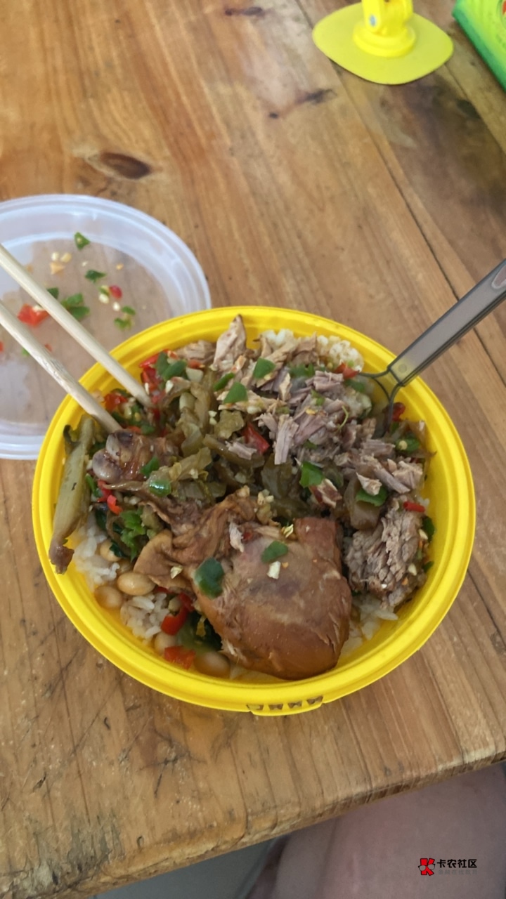 好久没点外卖了，现在外卖这么便宜吗？11块钱的外卖，猪脚加鸡腿饭。

97 / 作者:少年嫖客 / 